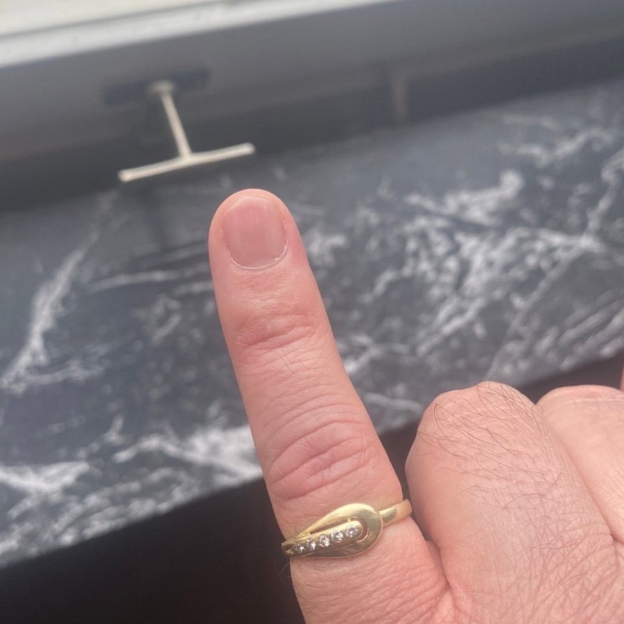 14k äkta guld Ring med 5 diamanter och även med stämpel 14k