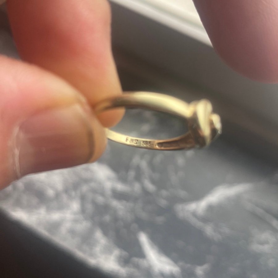 14k äkta guld Ring med 5 diamanter och även med stämpel 14k