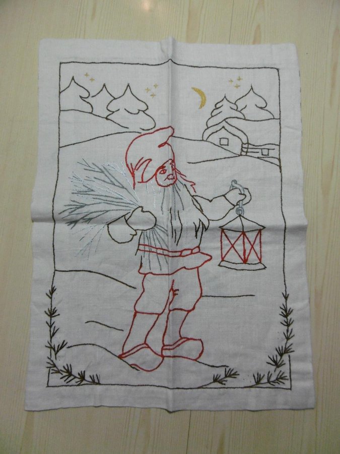 Broderad bonad med julmotiv/tomte 37x50 cm