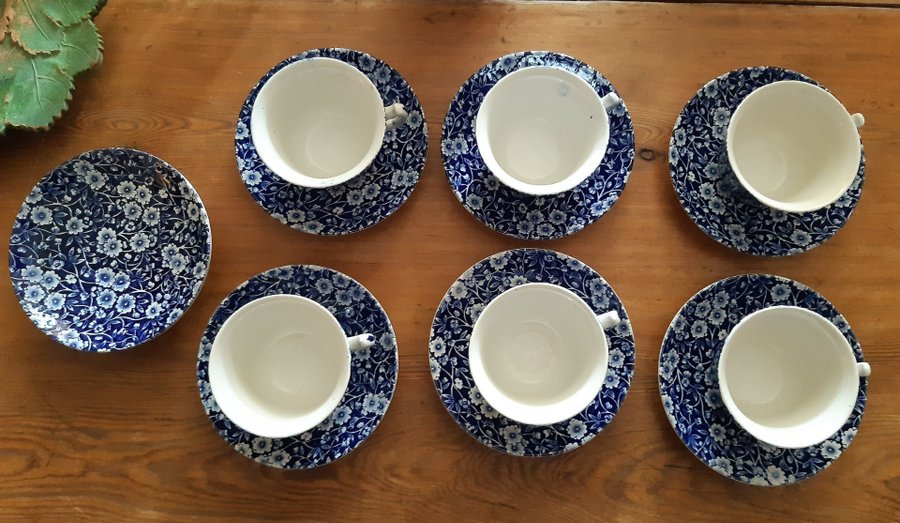 6 tekoppar m fat + 3 extra fat 15 del Blue Calico Burleigh Staffordshire England