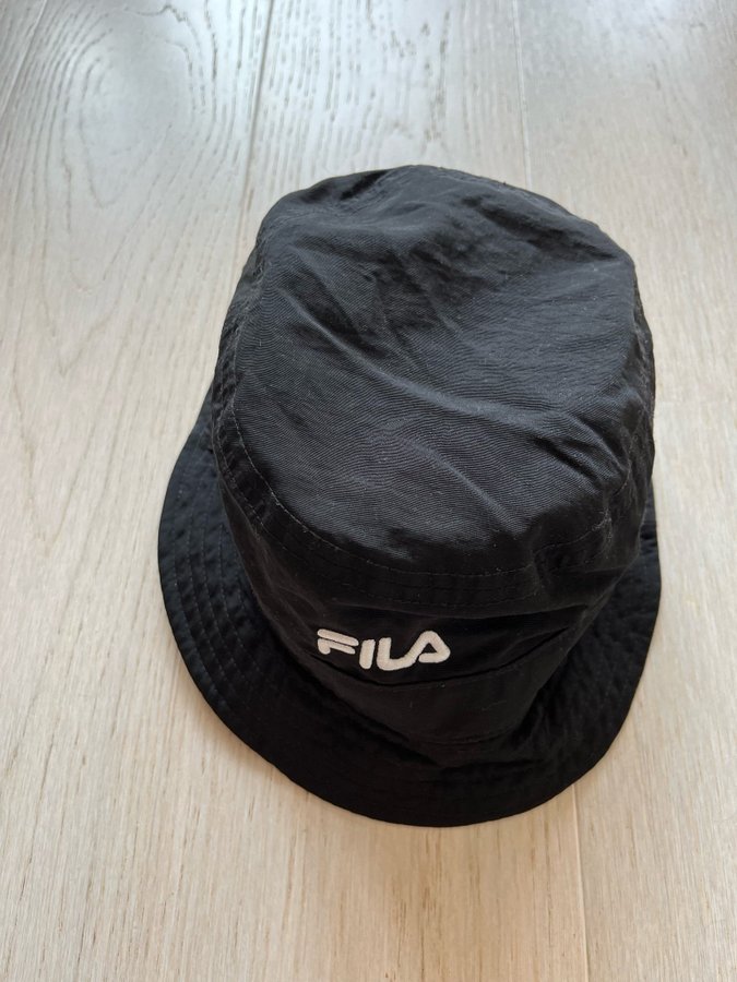 Fila svart buckethat