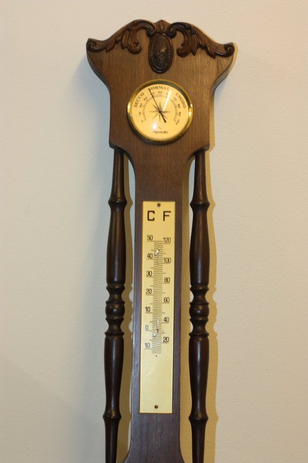 Gammal hydrometer barometer och väggklocka på ädel trä (Germany)