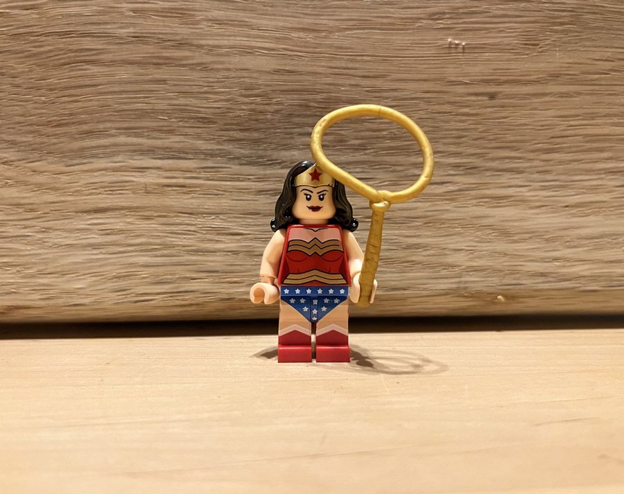 LEGO Minifigur: Wonder Woman från LEGO Super Heroes