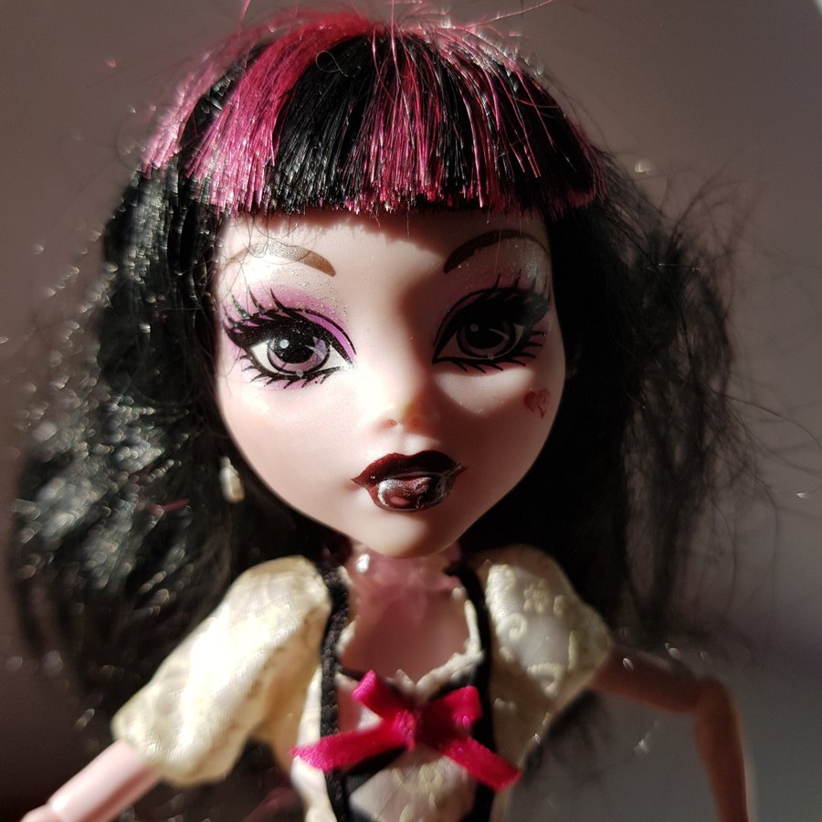 Gothdocka Monster High Draculaura FIRST WAVE docka med ljusrosa stövlar