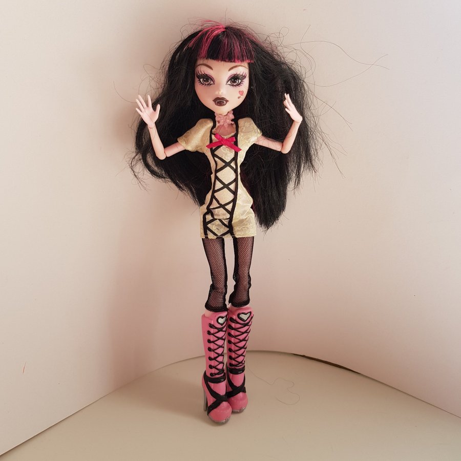 Gothdocka Monster High Draculaura FIRST WAVE docka med ljusrosa stövlar