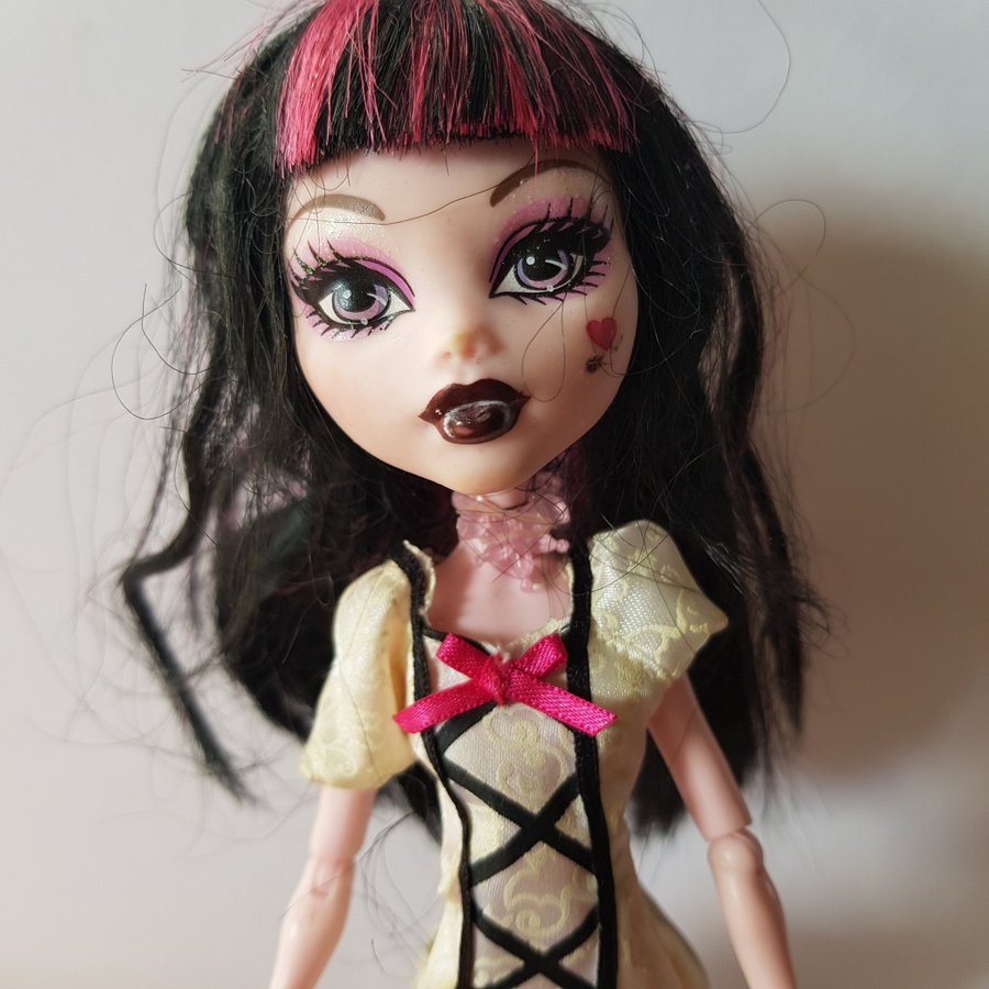 Gothdocka Monster High Draculaura FIRST WAVE docka med ljusrosa stövlar