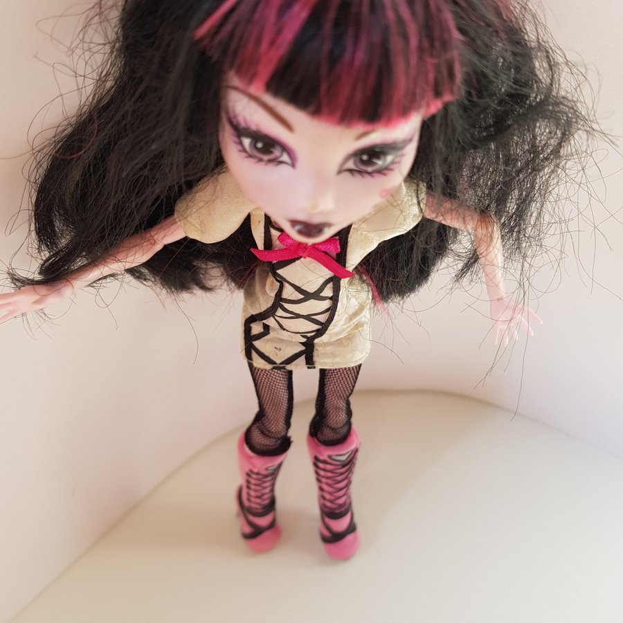 Gothdocka Monster High Draculaura FIRST WAVE docka med ljusrosa stövlar