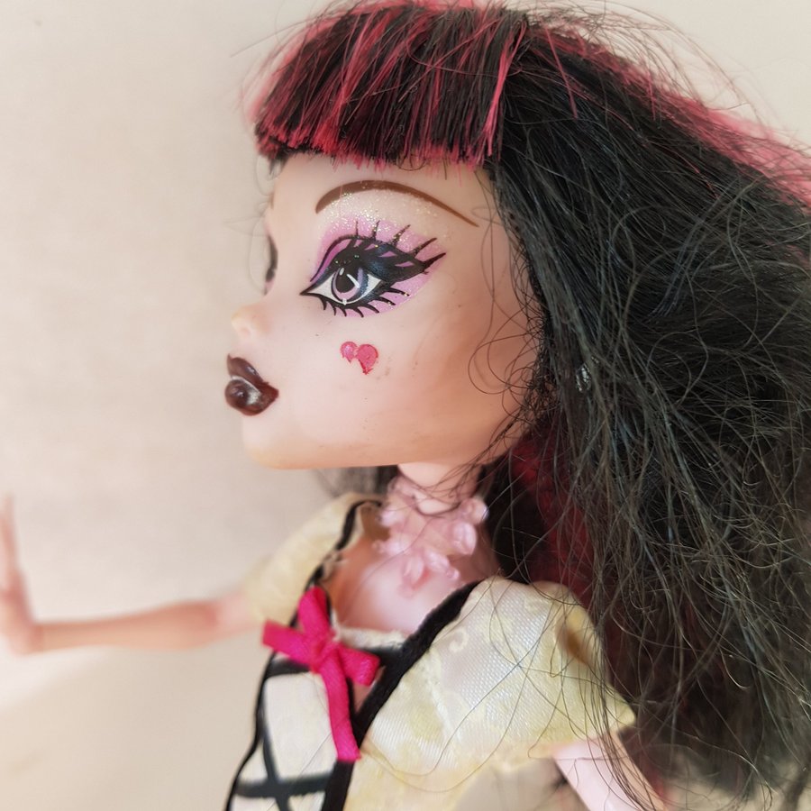 Gothdocka Monster High Draculaura FIRST WAVE docka med ljusrosa stövlar