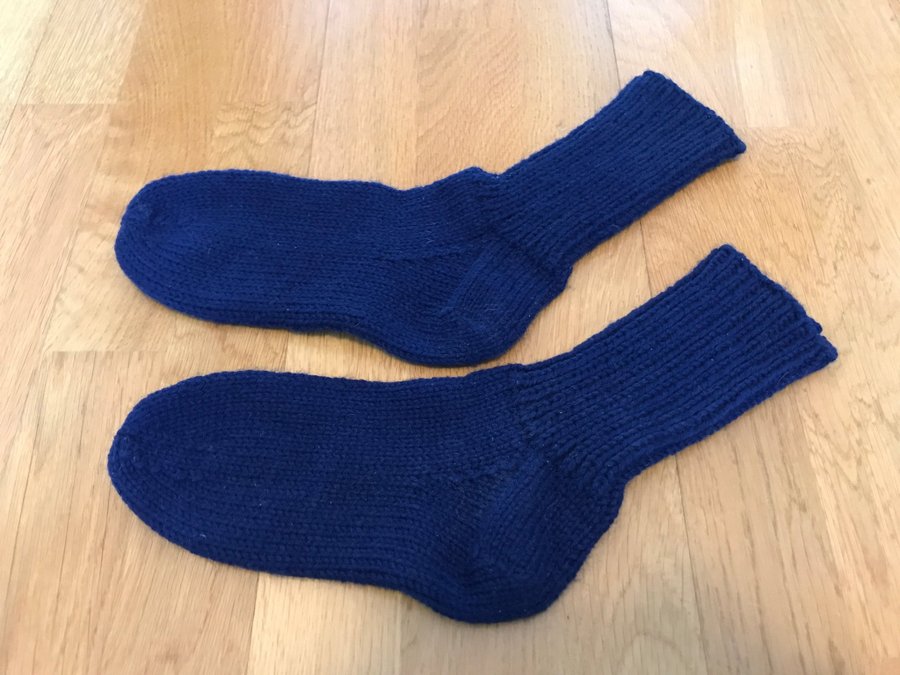 Handstickade blå sockor