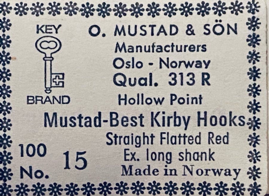 Mustad nr 15. Qual 313 R . 100st små röda krokar i original ask !