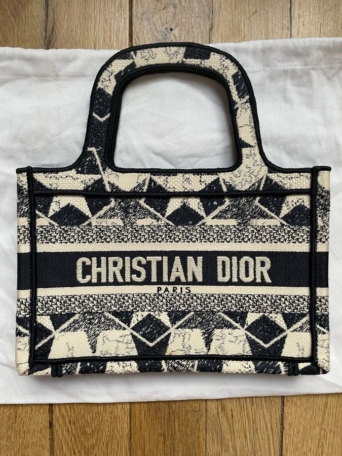 Dior Mini Book Tote väska