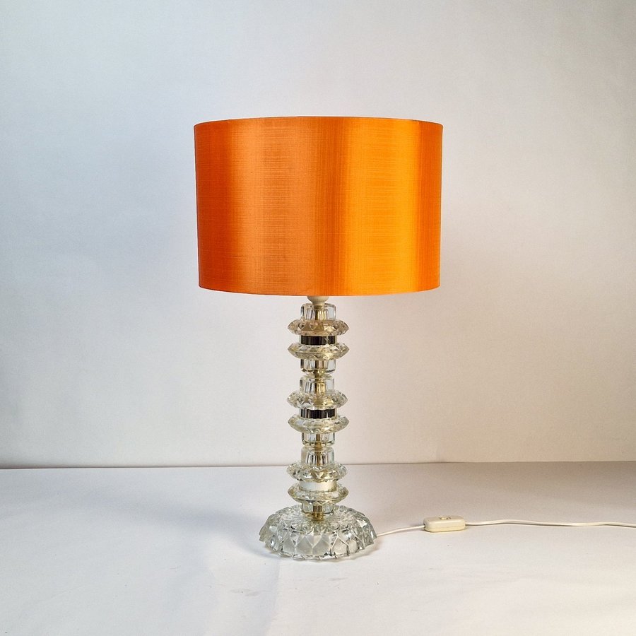 Retro Bordslampa, fot i glas, orange tygskärm. Design Gustaf Leek Orrefors.