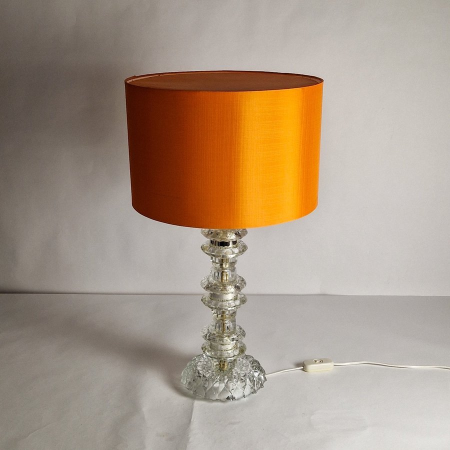 Retro Bordslampa, fot i glas, orange tygskärm. Design Gustaf Leek Orrefors.