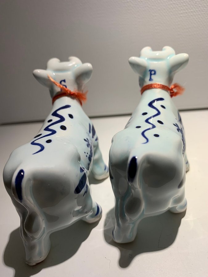 Två Delftblå Ko Delft salt  pepper cow set