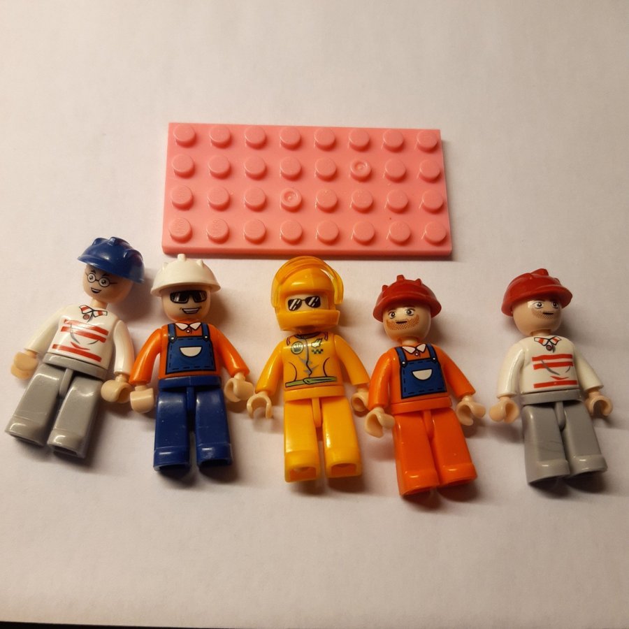 Lego friends figurer 5st och en rosa lego platta 6,5cm×3cm i storlek.