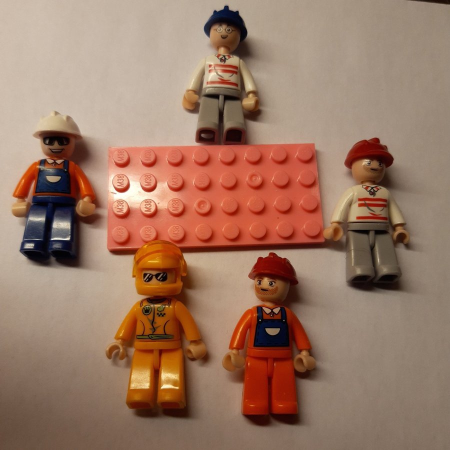 Lego friends figurer 5st och en rosa lego platta 6,5cm×3cm i storlek.