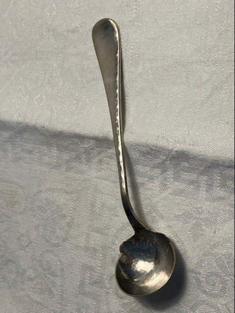 Liten slev / såsslev i hamrat nysilver Märkt MG - NS Längd ca 14 cm