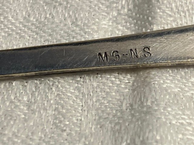 Liten slev / såsslev i hamrat nysilver Märkt MG - NS Längd ca 14 cm