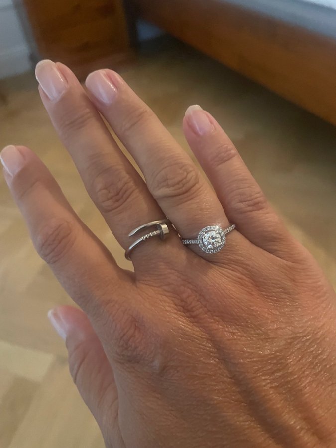 Ring med briljantslipade diamanter från Bukowski Nyvärde 50 000kr