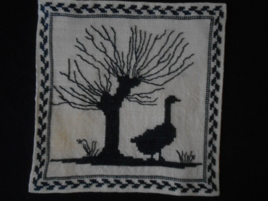 Liten söt bonad SKÅNE  Broderade på linne 17 x 18 cm