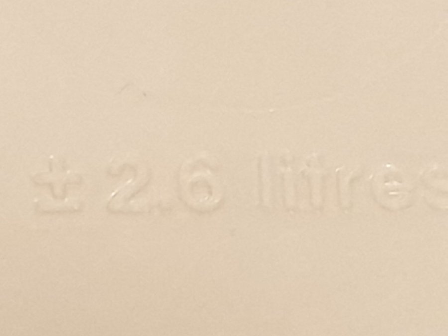 Tupperware 2,6 liter förvaringsburk, vit m blått lock. Den är i bra skick! (102)