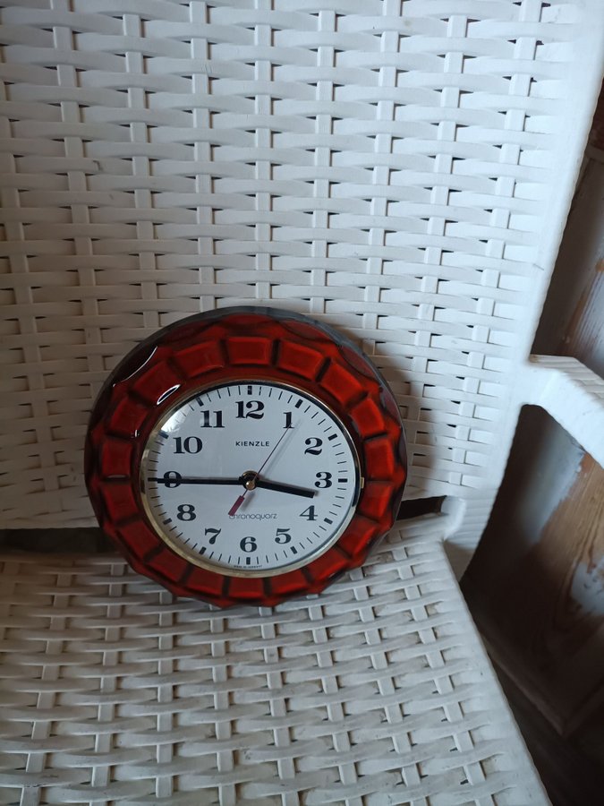 Retro Kienzle väggklocka i fint design,Made in Germany, vintage 80- talet