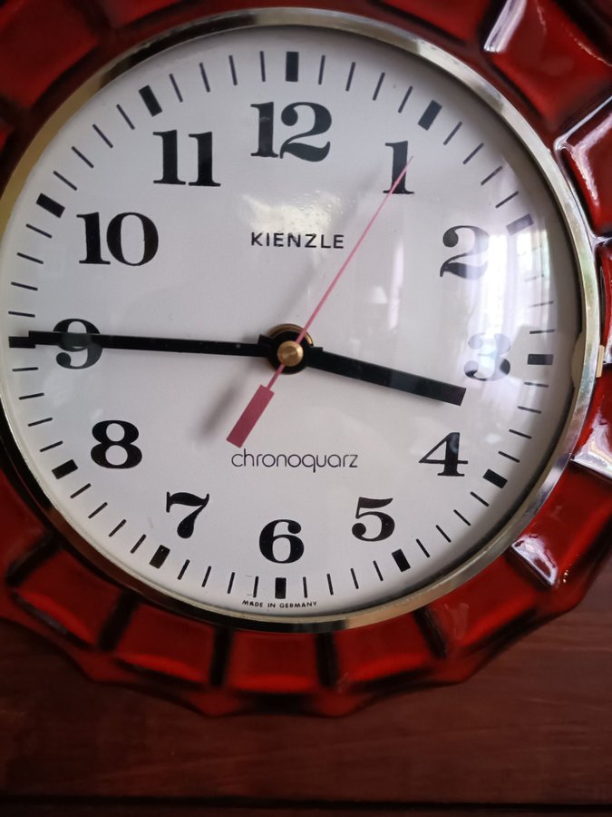 Retro Kienzle väggklocka i fint design,Made in Germany, vintage 80- talet