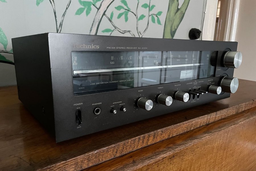 TECHNICS SA-200k Stereo Receiver. Reservdelsmaskin, funkar ej.