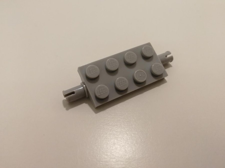 Lego - plate - fäste - hjul - pin - 2x4 - part 30157 - ljusgrå (bluish)