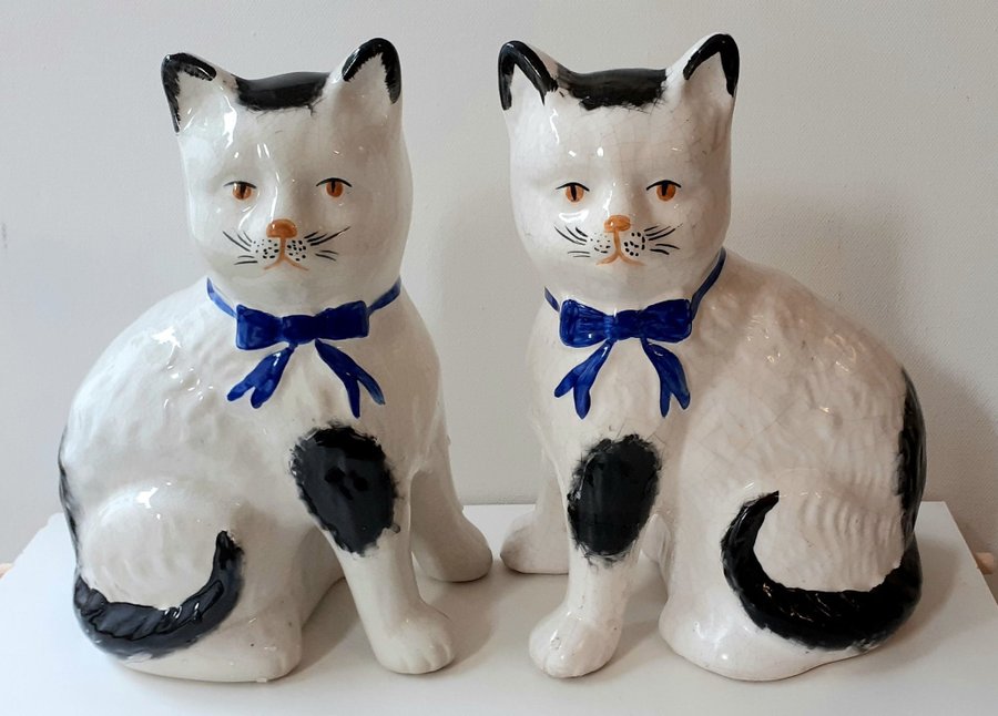 2 Katter i porslin/antika troligtvis Staffordshire England/ Nostalgi