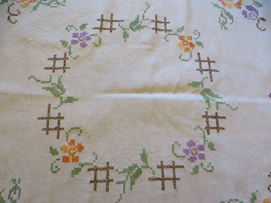 Retro handbroderad bordsduk med bred spets och blommotiv