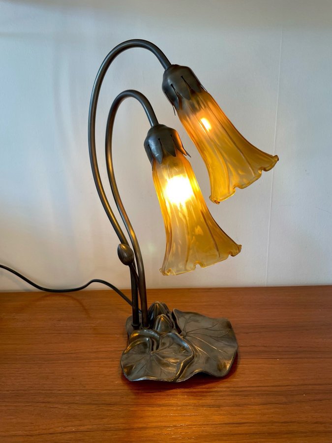 Jättefin retro BORDSLAMPA, metall, glas, "Lilja"