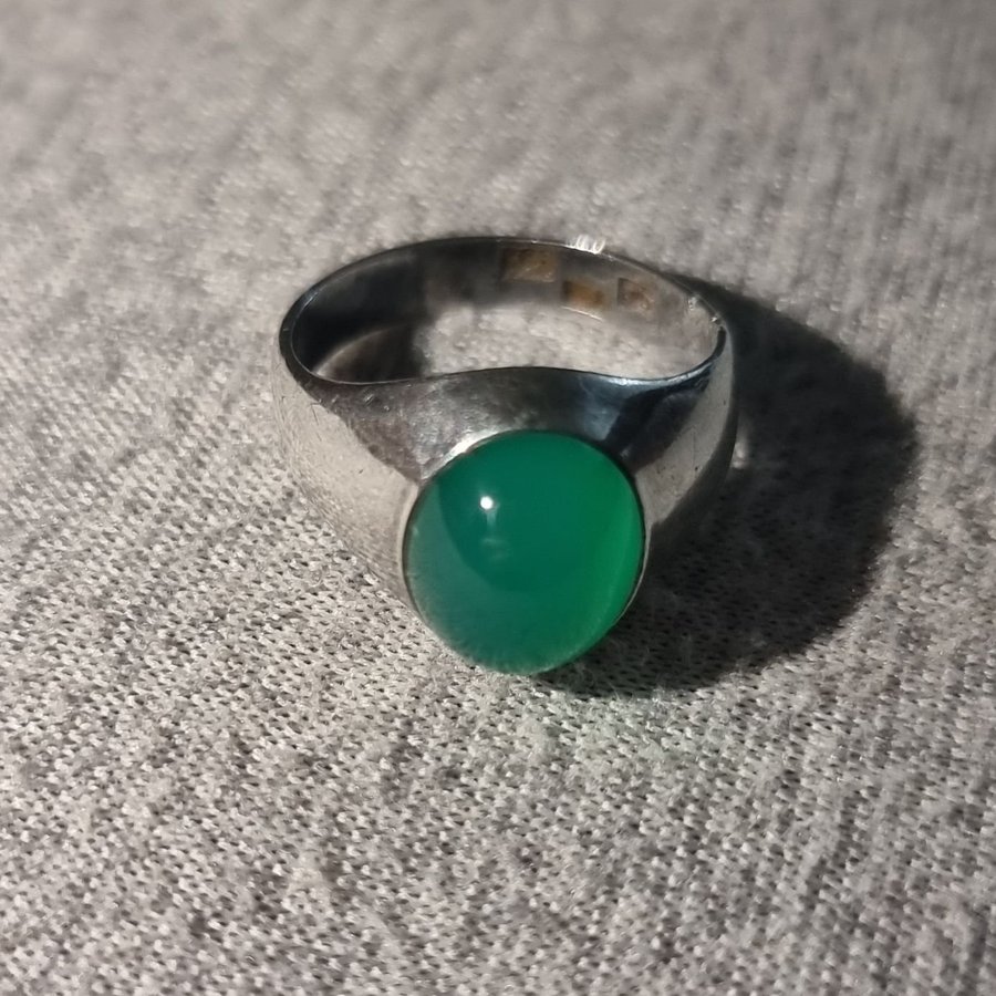 Silver ring med smaragd