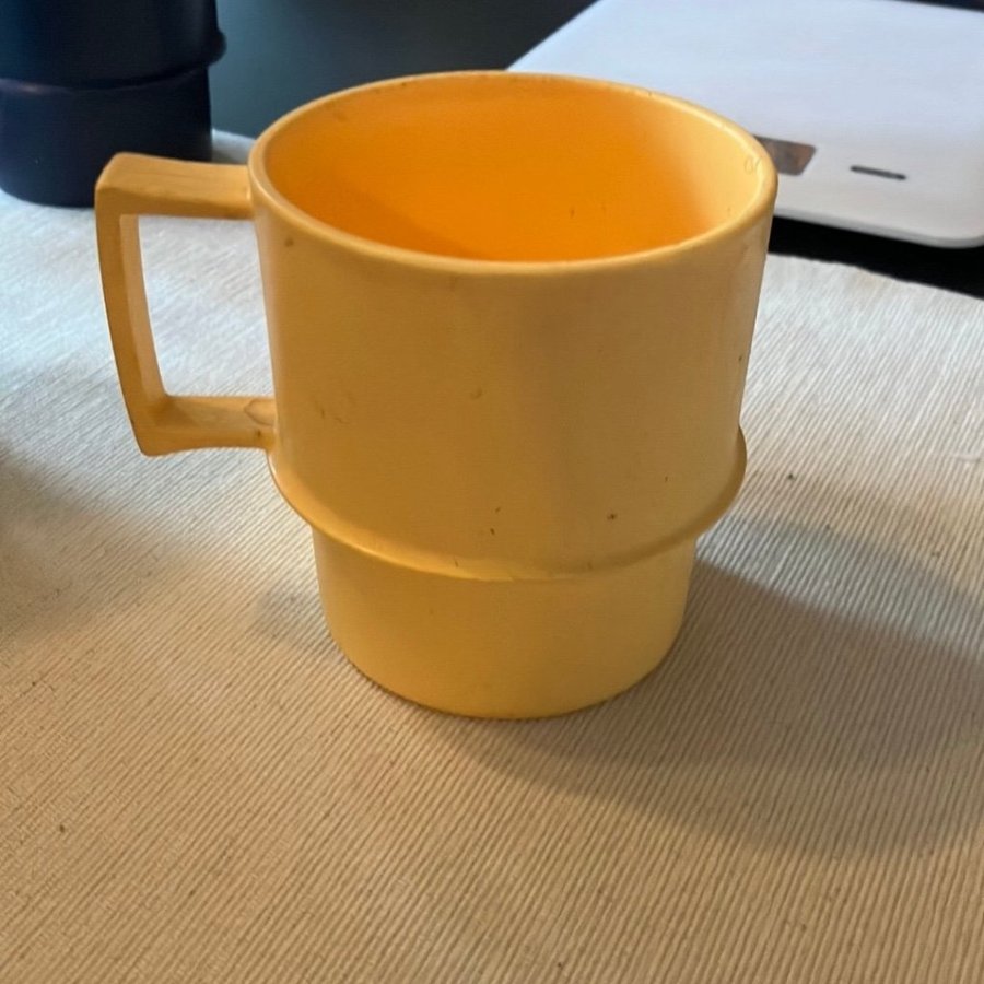 Gul Tupperware mugg