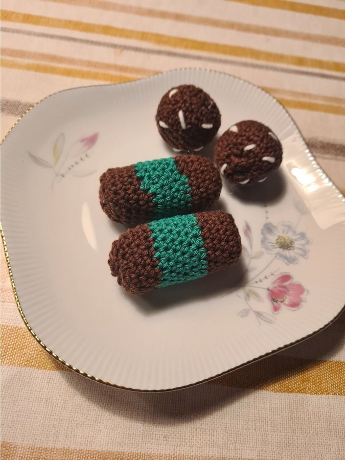 Virkade kakor. Chokladbollar. Dammsugare. Lekmat. Leksaksmat.