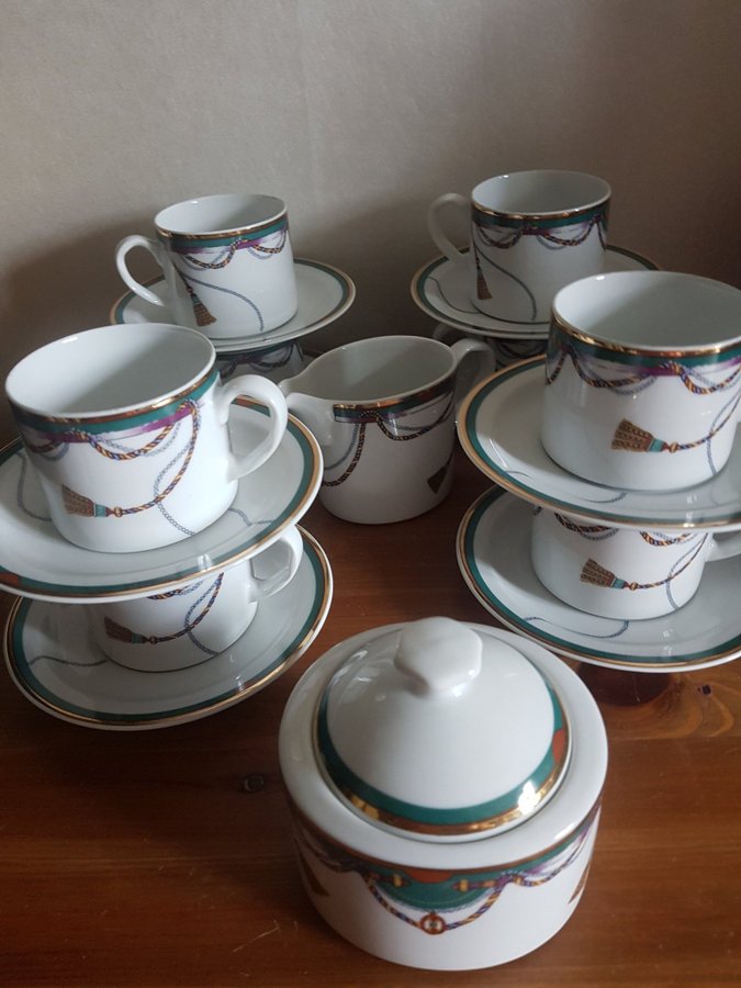 Royal Porcelain Tiffany 8 st kaffekoppar med fat samt sockerskål gräddkanna