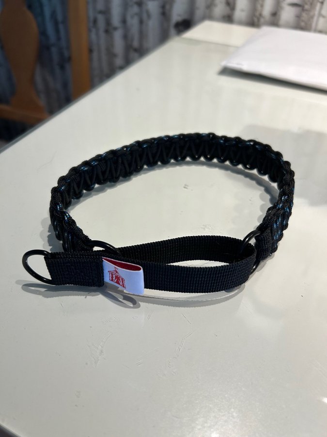 Hundhalsband i svart med blå detaljer