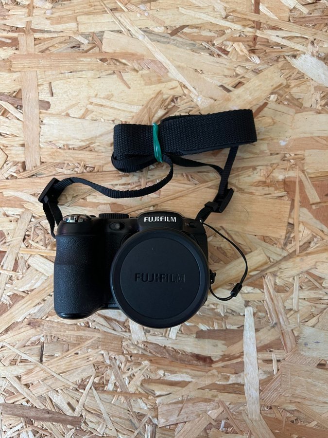 Fujifilm Finepix S1600 (2010 Digital Camera)