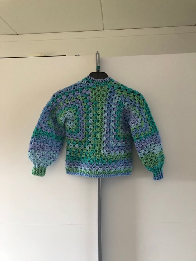 Ny handvirkad cardigan strl 2-3 år, 100% akryl