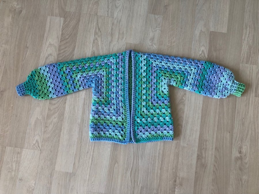 Ny handvirkad cardigan strl 2-3 år, 100% akryl