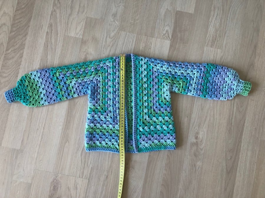 Ny handvirkad cardigan strl 2-3 år, 100% akryl