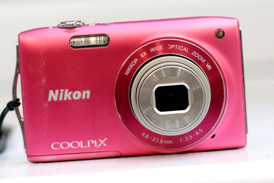 Digital kamera Nikon Coolpix S3300. Objektiv Nikkor Optical Zoom VR.