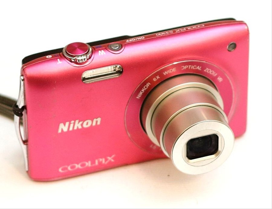 Digital kamera Nikon Coolpix S3300. Objektiv Nikkor Optical Zoom VR.