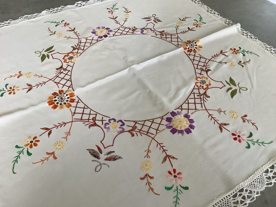 Skir romantisk Handbroderad duk med knypplad spets **68 x 69 cm