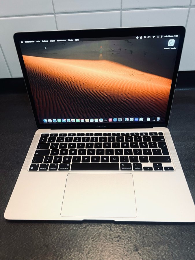 MacBook Air M1 8GB RAM, 256GB - Nyskick, knappt använd.