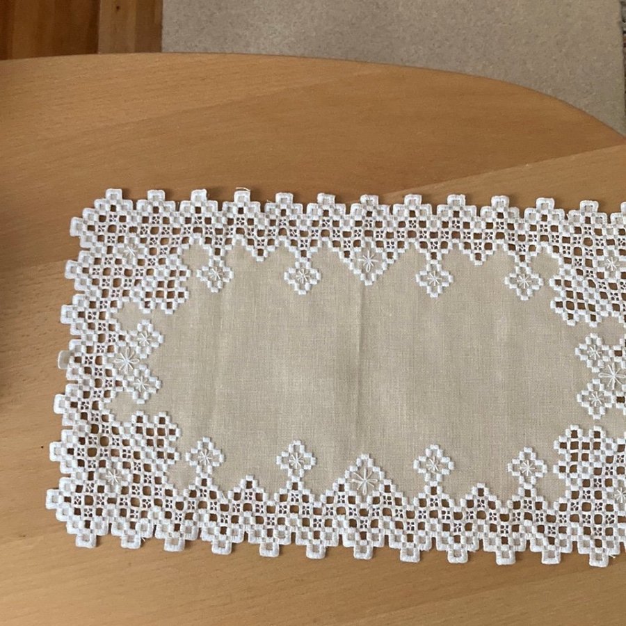 Vacker HARDANGER duk Vit/halvblekt Broderade på kongressväv 26 x 45 cm