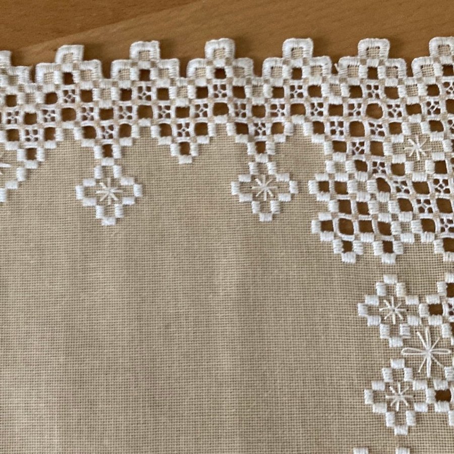 Vacker HARDANGER duk Vit/halvblekt Broderade på kongressväv 26 x 45 cm