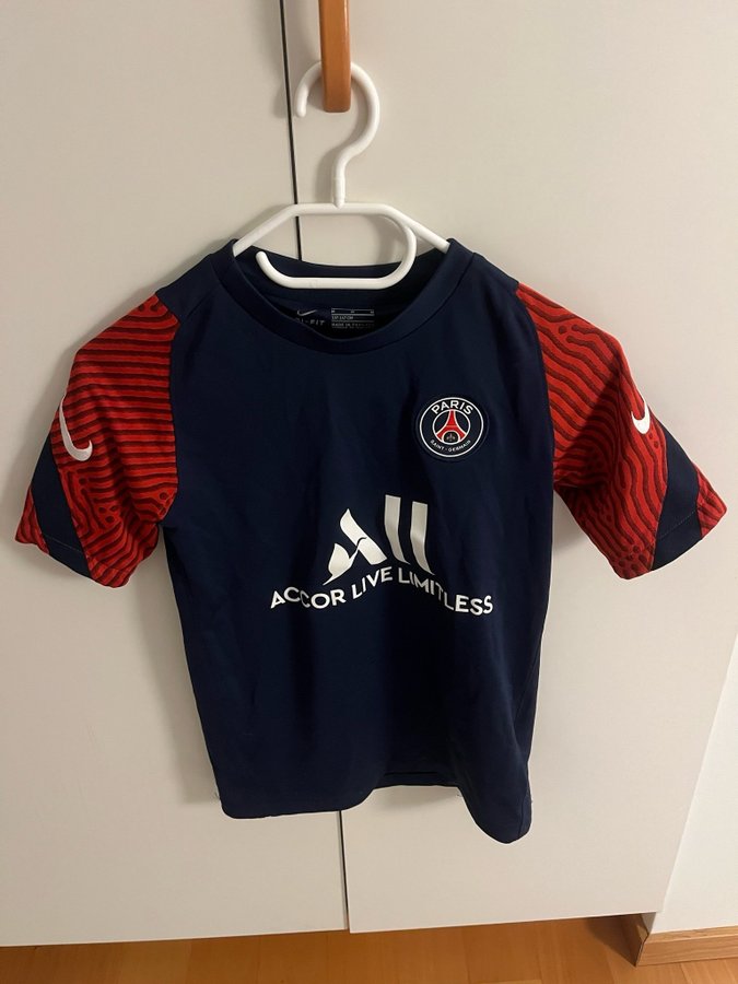 Nike psg tröja storlek 137-147