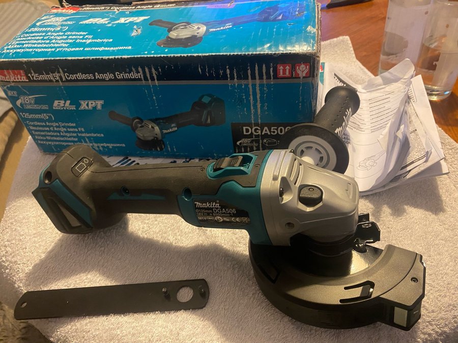 Makita DGA 506