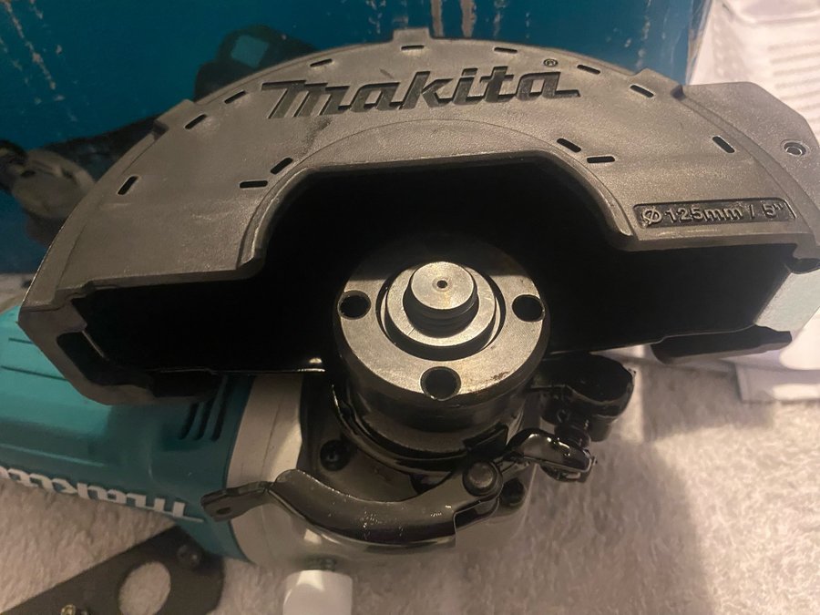 Makita DGA 506